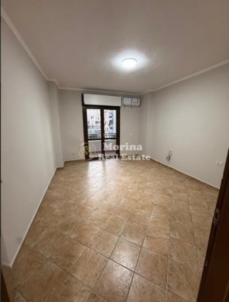 Tirane, jepet me qera apartament 4+1 Kati 4, 165 m² 1.200 € (Komuna e Parisit)