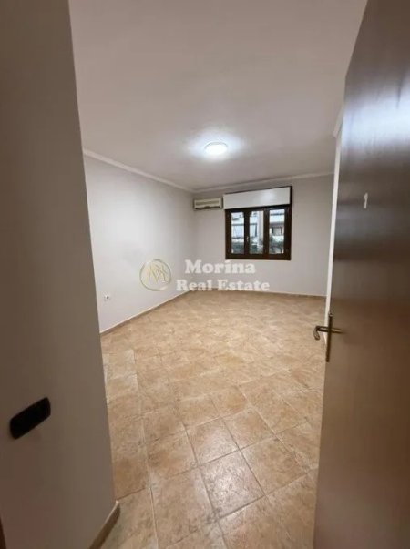 Tirane, jepet me qera apartament 4+1 Kati 4, 165 m² 1.200 € (Komuna e Parisit)