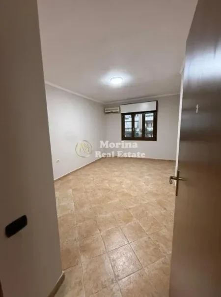Tirane, jepet me qera apartament 4+1 Kati 4, 165 m² 1.000 € (Komuna e Parisit)