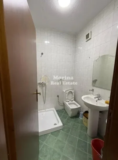 Tirane, jepet me qera apartament 4+1 Kati 4, 165 m² 1.000 € (Komuna e Parisit)
