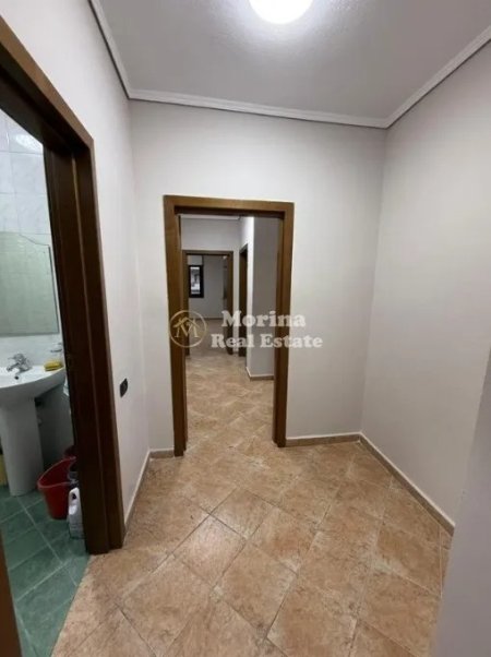 Tirane, jepet me qera apartament 4+1 Kati 4, 165 m² 1.200 € (Komuna e Parisit)