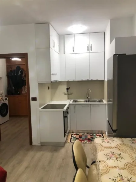 Tirane, jepet me qera 1+1 Kati 9, 62 m² 750 € (ISH EKSPOZITA)