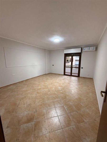 Tirane, jepet me qera zyre Kati 4, 165 m² 1.200 € (KOMUNA E PARISIT)