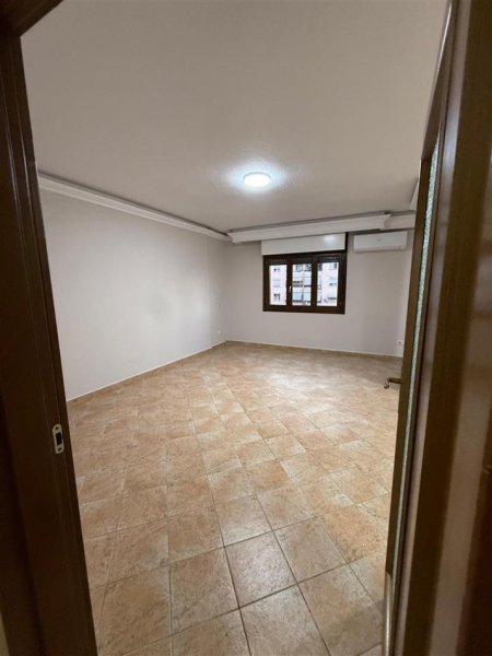 Tirane, jepet me qera zyre Kati 4, 165 m² 1.200 € (KOMUNA E PARISIT)