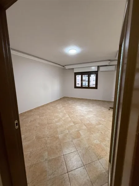 Tirane, jepet me qera zyre Kati 4, 165 m² 1.200 € (KOMUNA E PARISIT)
