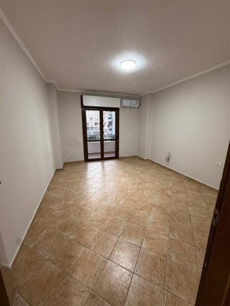 Tirane, jepet me qera zyre Kati 4, 165 m² 1.200 € (KOMUNA E PARISIT)