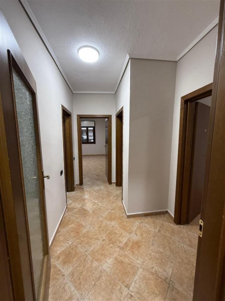 Tirane, jepet me qera zyre Kati 4, 165 m² 1.200 € (KOMUNA E PARISIT)