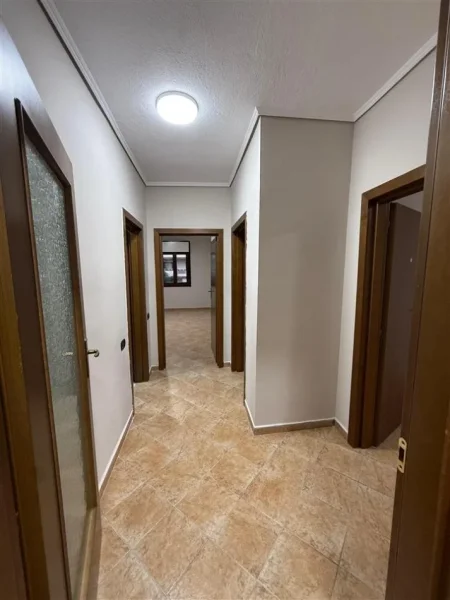 Tirane, jepet me qera zyre Kati 4, 165 m² 1.200 € (KOMUNA E PARISIT)