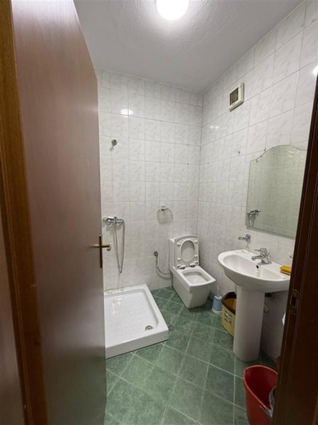 Tirane, jepet me qera zyre Kati 4, 165 m² 1.200 € (KOMUNA E PARISIT)