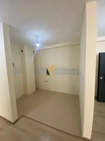 Tirane, jepet me qera ambjent biznesi Kati 4, 105 m² 600 € (RRUGA E DIBRES)