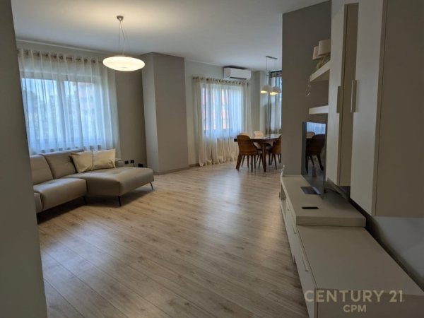 Tirane, jepet me qera apartament 3+1 Kati 5, 170 m² 2.500 € (Liqeni Tiranes)