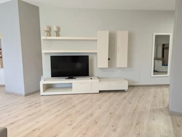Tirane, jepet me qera apartament 3+1 Kati 5, 170 m² 2.500 € (Liqeni Tiranes)