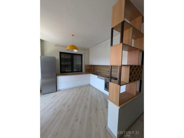 Tirane, jepet me qera apartament 3+1 Kati 5, 170 m² 2.500 € (Liqeni Tiranes)