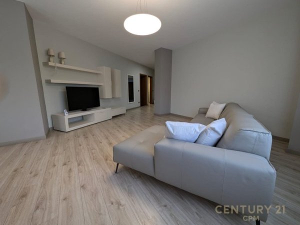 Tirane, jepet me qera apartament 3+1 Kati 5, 170 m² 2.500 € (Liqeni Tiranes)