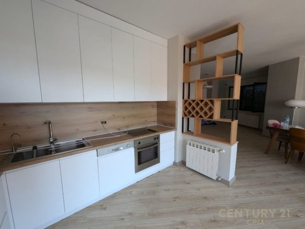 Tirane, jepet me qera apartament 3+1 Kati 5, 170 m² 2.500 € (Liqeni Tiranes)