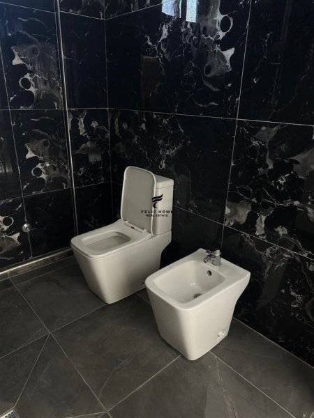 Tirane, jepet me qera apartament 1+1 Kati 1, 90 m² 400 € (ALLIAS)