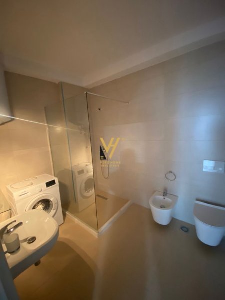 Tirane, jepet me qera apartament 1+1+Ballkon Kati 5, 82 m² 550 € (RRUGA E DIBRES)