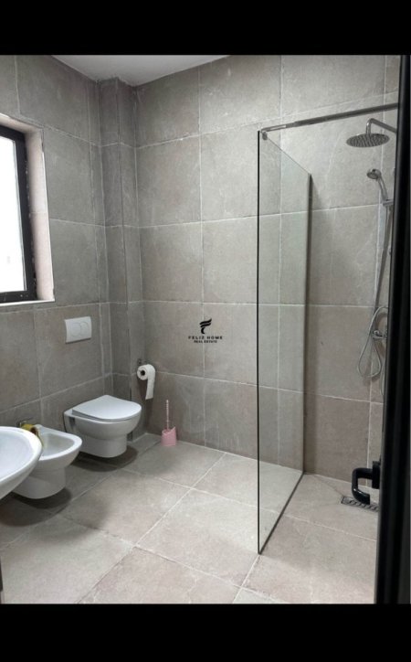 Tirane, jepet me qera apartament 2+1 Kati 1, 80 m² 500 € (VILAT GJERMANE)
