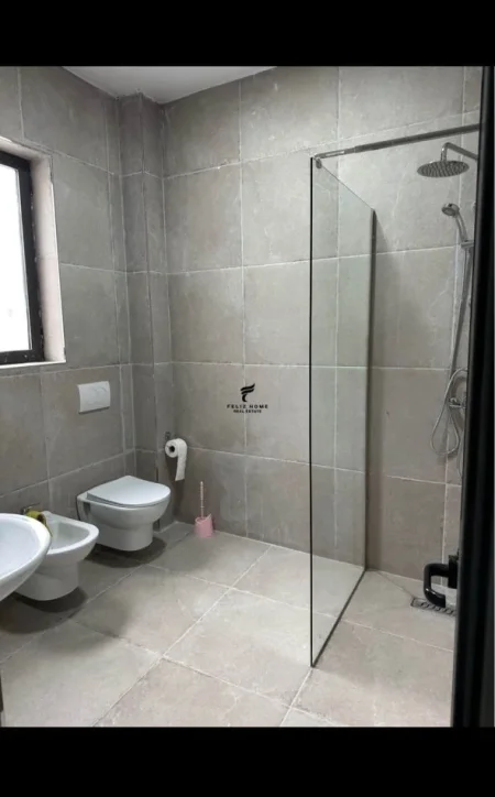 Tirane, jepet me qera apartament 2+1 Kati 1, 80 m² 500 € (VILAT GJERMANE)