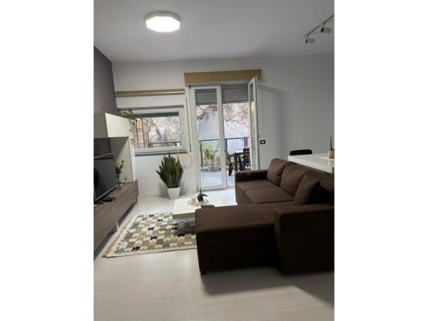 Tirane, jepet me qera 1+1 , 85 m² 650 € (Kopshti Botanik)