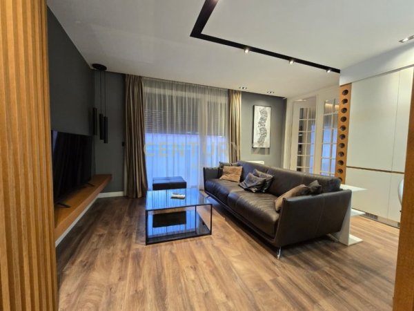 Tirane, jepet me qera apartament 2+1 Kati 5, 120 m² 1.500 € (Qender)