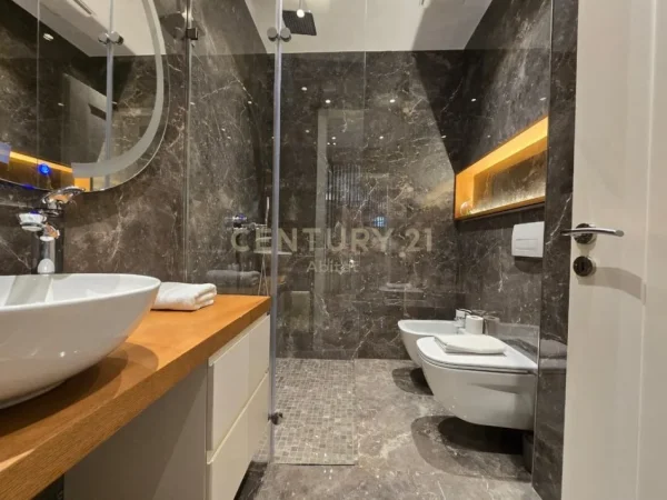 Tirane, jepet me qera apartament 2+1 Kati 5, 120 m² 1.500 € (Qender)