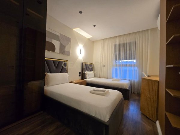 Tirane, jepet me qera apartament 2+1 Kati 5, 120 m² 1.500 € (Qender)