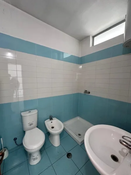 Tirane, jepet me qera zyre Kati 5, 70 m² 300 € (Prane Spital Hygeia)