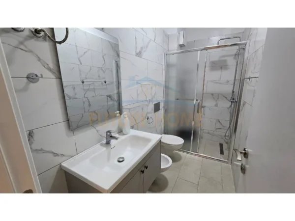 Tirane, jepet me qera apartament 2+1+Ballkon Kati 2, 102 m² 1.000 € (Komuna Parisit)