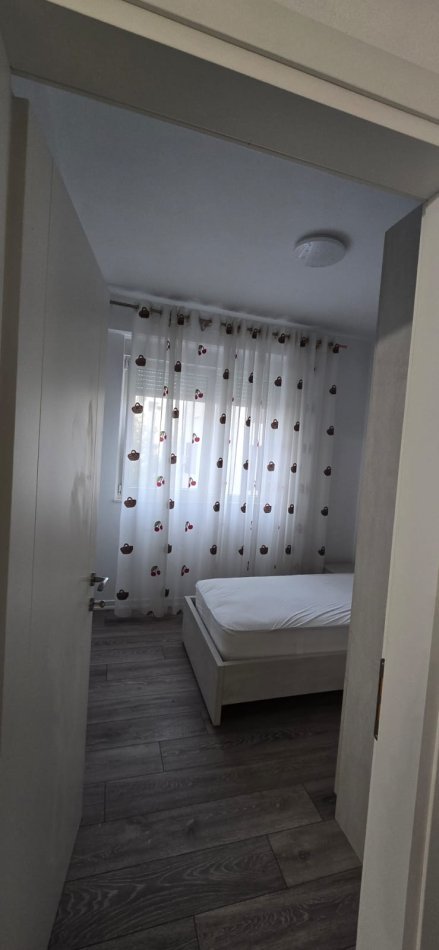 Tirane, jepet me qera apartament 2+1+Ballkon Kati 3, 73 m² 650 € 