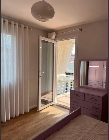 Tirane, jepet me qera apartament 2+1+Ballkon Kati 2, 100 m² 800 € 