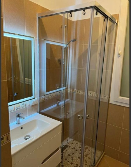 Tirane, jepet me qera apartament 2+1+Ballkon Kati 2, 100 m² 800 € 