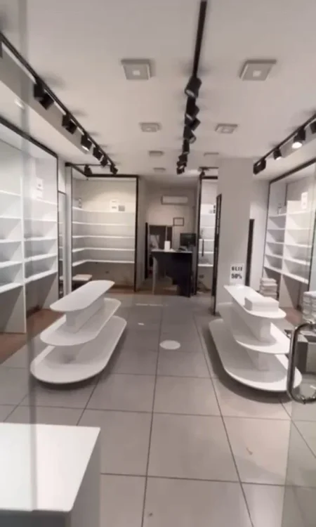 Tirane, jap me qera dyqan Kati 0, 56 m² 1.800 € (RRUGA E DURRESIT)