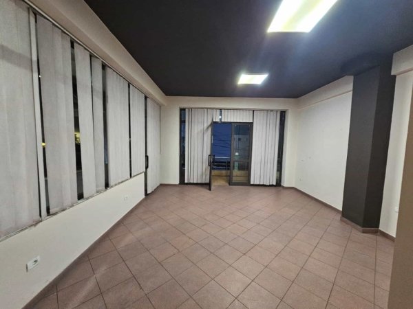 Tirane, jepet me qera zyre Kati 2, 45 m² 650 € (Rruga e Elbasnit)