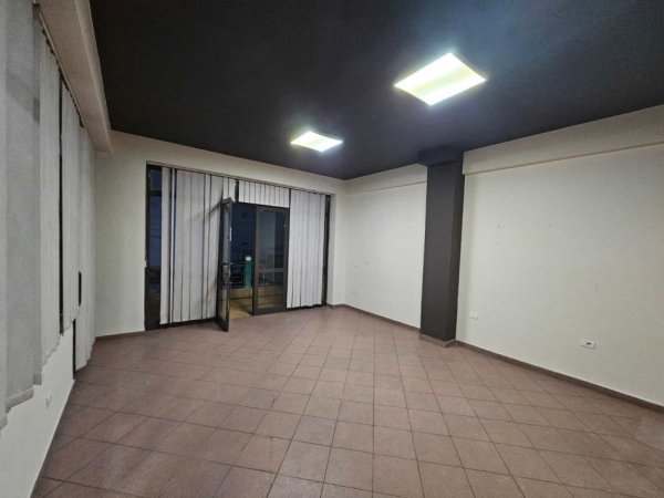 Tirane, jepet me qera zyre Kati 2, 45 m² 650 € (Rruga e Elbasnit)
