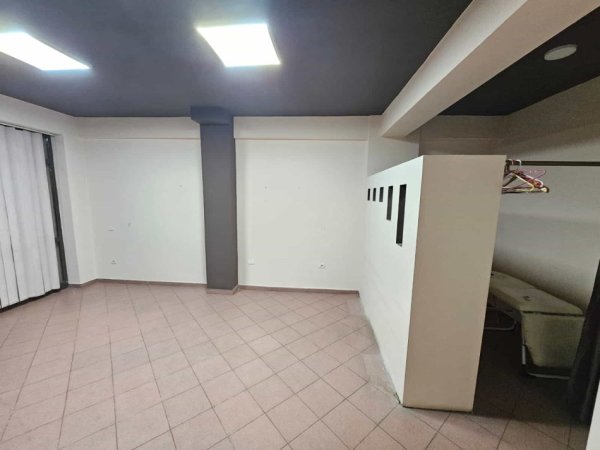 Tirane, jepet me qera zyre Kati 2, 45 m² 650 € (Rruga e Elbasnit)
