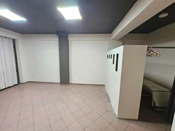 Tirane, jepet me qera zyre Kati 2, 45 m² 650 € (Rruga e Elbasnit)