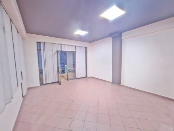 Tirane, jepet me qera zyre Kati 2, 45 m² 650 € (Rruga e Elbasnit)