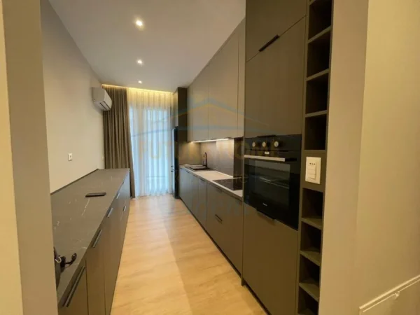 Tirane, jepet me qera apartament 2+1+Ballkon Kati 1, 155 m² 2.100 € (Liqeni i Thatë, Tek Green Valley)