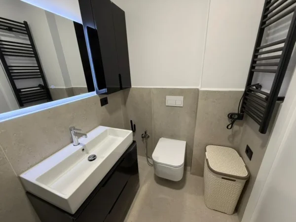 Tirane, jepet me qera apartament 2+1 Kati 4, 115 m² 1.350 € (Liqeni i Thate)