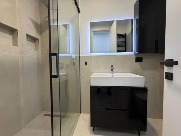 Tirane, jepet me qera apartament 2+1 Kati 4, 115 m² 1.350 € (Liqeni i Thate)