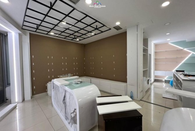 Tirane, jepet me qera dyqan Kati 0, 110 m² 1.000 € (Parku i Autobusave)