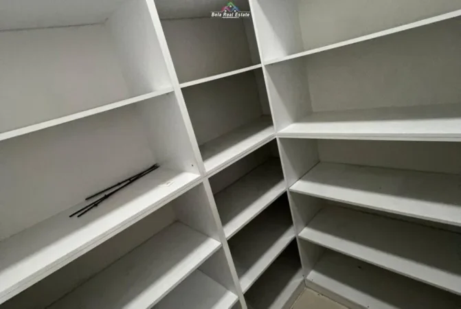 Tirane, jepet me qera dyqan Kati 0, 110 m² 1.000 € (Parku i Autobusave)