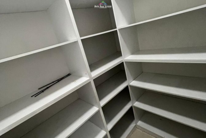 Tirane, jepet me qera dyqan Kati 0, 110 m² 1.000 € (Parku i Autobusave)