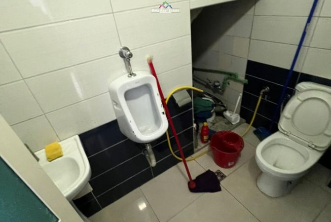 Tirane, jepet me qera dyqan Kati 0, 110 m² 1.000 € (Parku i Autobusave)