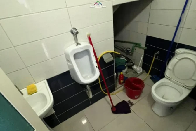 Tirane, jepet me qera dyqan Kati 0, 110 m² 1.000 € (Parku i Autobusave)