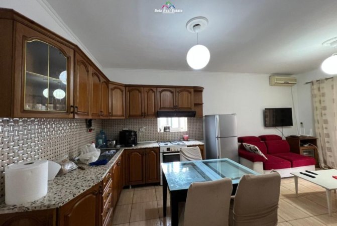 Tirane, jepet me qera apartament 2+1 Kati 4, 86 m² 500 € (Rruga Ferit Xhajko)