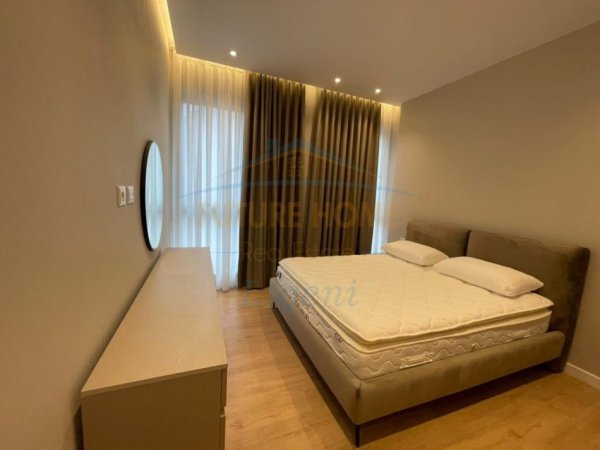 Tirane, jepet me qera apartament 3+1 Kati 1, 155 m² 2.100 € (Green Valley)