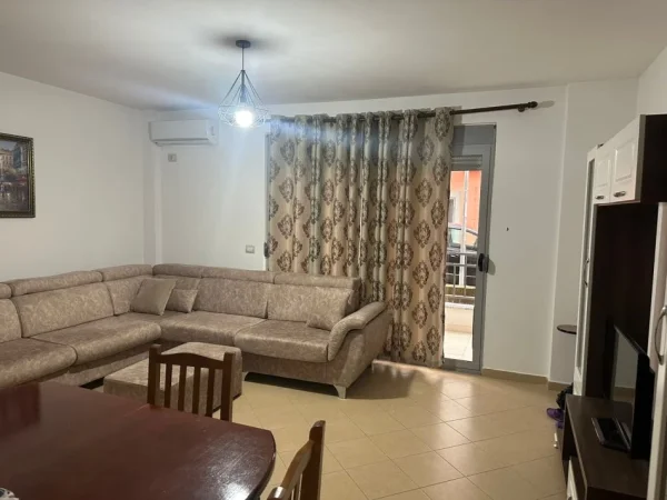 Tirane, jepet me qera apartament 1+1+Ballkon Kati 1, 65 m² 550 € (Te Liqeni i Thate)