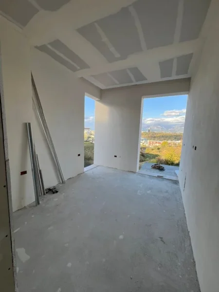 Tirane, jepet me qera Vile 3 Katshe , 500 m² 2.000 € (Zona e Liqenit)